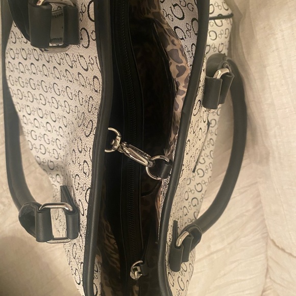 Guess purse like new !! Only used a few time . - Picture 4 of 6